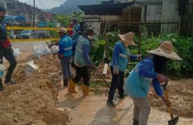 Tanah runtuh: KDEBWM bina benteng pasir elak air masuk rumah penduduk