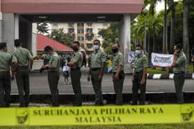 PRN Johor: Rakyat Malaysia di Singapura bantu hantar kertas undi pos