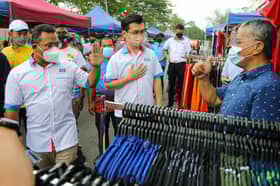 Amirudin santuni pengunjung pasar malam, bantu kempen calon KEADILAN