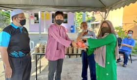 Wakil rakyat Kota Anggerik edar 450 pek bubur lambuk