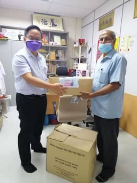 梁德志赠池龙花园居民700包口罩