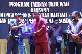 50 keluarga B40 dirai berbuka puasa, terima bantuan barangan asas