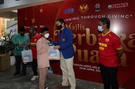 Raja Muda, Selangor FC rai anak yatim buka puasa, agih duit raya