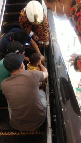 Kanak-kanak tahan sakit hampir sejam kaki tersepit eskalator