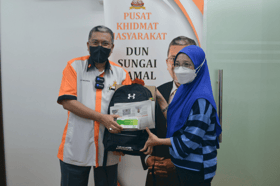 双溪拉玛州议员拨逾5万 赠31位B40学生手提电脑