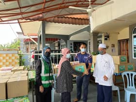 Sukarelawan Skuad Kasih UKM edar bubur lambuk, pek makanan di Bangi