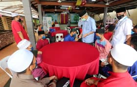 Mais edar bubur lambuk, beri duit raya kepada anak yatim