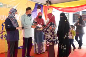 Worldwide Holdings sumbang empat ekor lembu, agih daging kepada asnaf