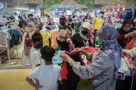 Warga kota banjiri pusat beli-belah, buat persiapan akhir sebelum raya