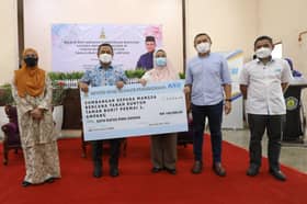 Kerajaan Negeri serah sumbangan RM135,000 kepada mangsa tanah runtuh Taman Bukit Permai