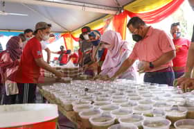 3,000 bungkus bubur lambuk diagih kepada penduduk sekitar Sungai Tua