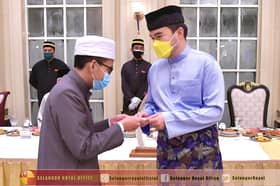 Raja Muda agih duit raya kepada pelajar tahfiz Masjid Istana Diraja