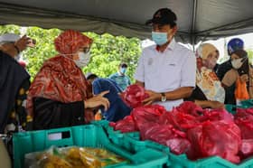 Buah, sayur dijual harga promosi, ayam, daging habis kurang 40 minit