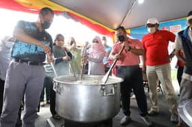 MB, isteri sertai program masak bubur lambuk