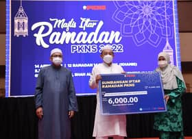 PKNS distributes RM60,000 in zakat to 10 orphanages