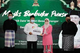 MB enjoys iftar with youths, provides contributions for NGO activities