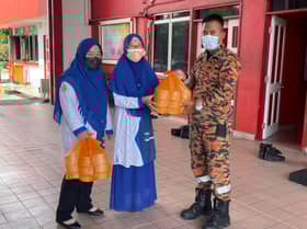 LZS agih lebih 800 bungkus bubur lambuk kepada petugas agensi, masjid