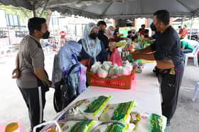 Penduduk manfaat cuti hujung minggu serbu jualan barangan asas murah