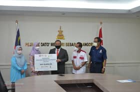 Four UPM students receive education aid from MB