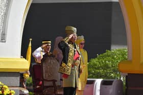 Pakaian istiadat dan alat kebesaran diraja