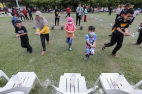 Sukarelawan bantu pengunjung urusan daftar inisiatif, saringan kesihatan