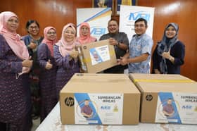 SMK Ideal Height terima lima unit komputer sumbangan MBI