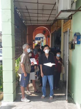 新古毛移民厅现人潮抢做护照 李继香愿助民众线上申请