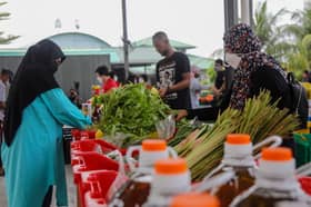 Affordable goods sale continues in Kampung Bukit Naga today