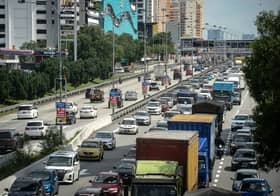 Aliran trafik di lebuh raya utama mulai sesak pagi ini