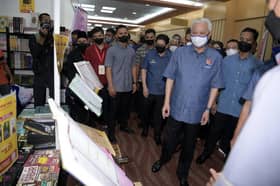 PM visits Selangor Pavilion, lauds state public library in conducting 14 foreign language classes