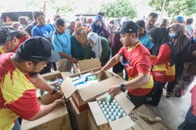 Team Selangor volunteers help clean houses of Baling flood victims