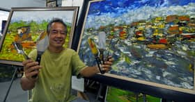 Pelukis tunjuk bakat unik berkarya guna pisau palet