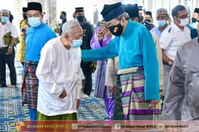 Sultan berkenan berangkat ke majlis doa selamat sempena Hari Pahlawan