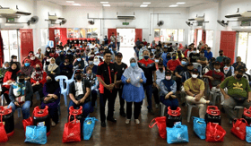 150 Batu Tiga traders receive cooking gas, basic necessities