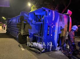 Bas ekspres bawa 25 penumpang terbalik di susur Jalan Damansara