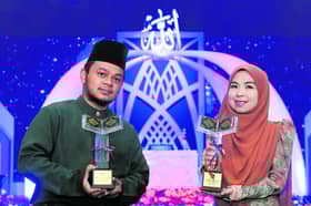 Johan qariah kebangsaan berlatih taranum dalam kereta