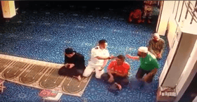 Gara-gara bersalam tidak pandang muka, lelaki tampar jemaah masjid