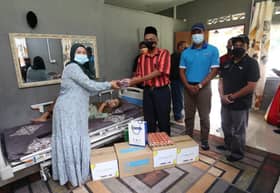 Ibu tunggal syukur dapat bantuan barang keperluan harian