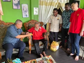 Wakil rakyat santuni lima pesara uzur, bantu daftar program warga emas