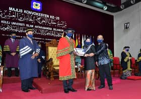 Ibu bapa terharu terima ijazah arwah anak dalam sesi khas konvo