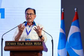 Anwar sindir pemimpin terbabit rasuah rai Najib masuk penjara