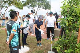 Tengku Zatashah berkenan bersih pantai, tanam 50 anak pokok di Pantai Morib