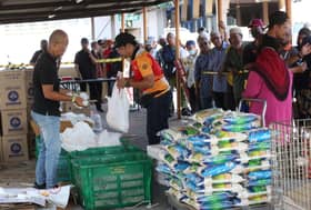 Penduduk serbu jualan murah, 600 ayam dan beras habis terjual