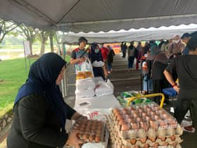 Orang ramai ternanti lokasi jualan murah negeri, berulang beli barang asas