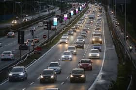 Aliran trafik lebuh raya utama perlahan menuju ibu kota