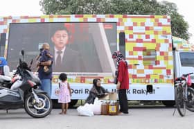 Penduduk menanti lori jualan murah, jimat kos belanja keluarga