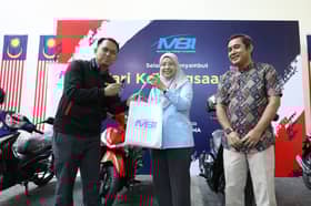 Rezeki anak baru lahir, bapa menang hadiah motosikal