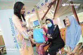 Air Selangor donates basic food to charity homes for National Day