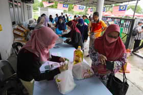 Pesara beli barangan jualan murah bantu jiran kurang berkemampuan