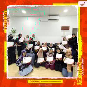 Kuala Selangor residents join Team Selangor beauty treatment programme